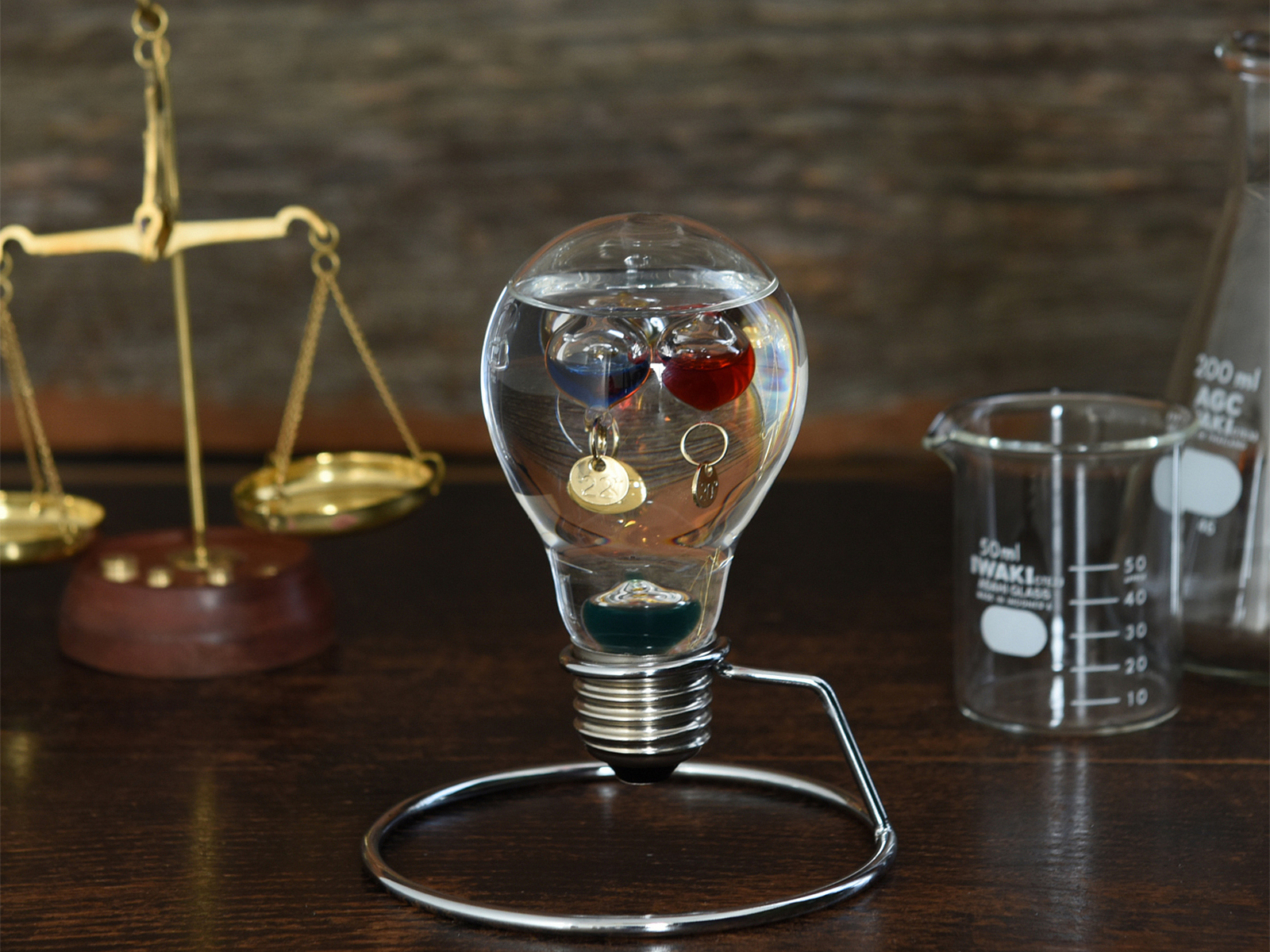 カラフルなガラス製温度計 Amazon.co.jp: カラフルなガラス球が浮かぶ温度計とストーム