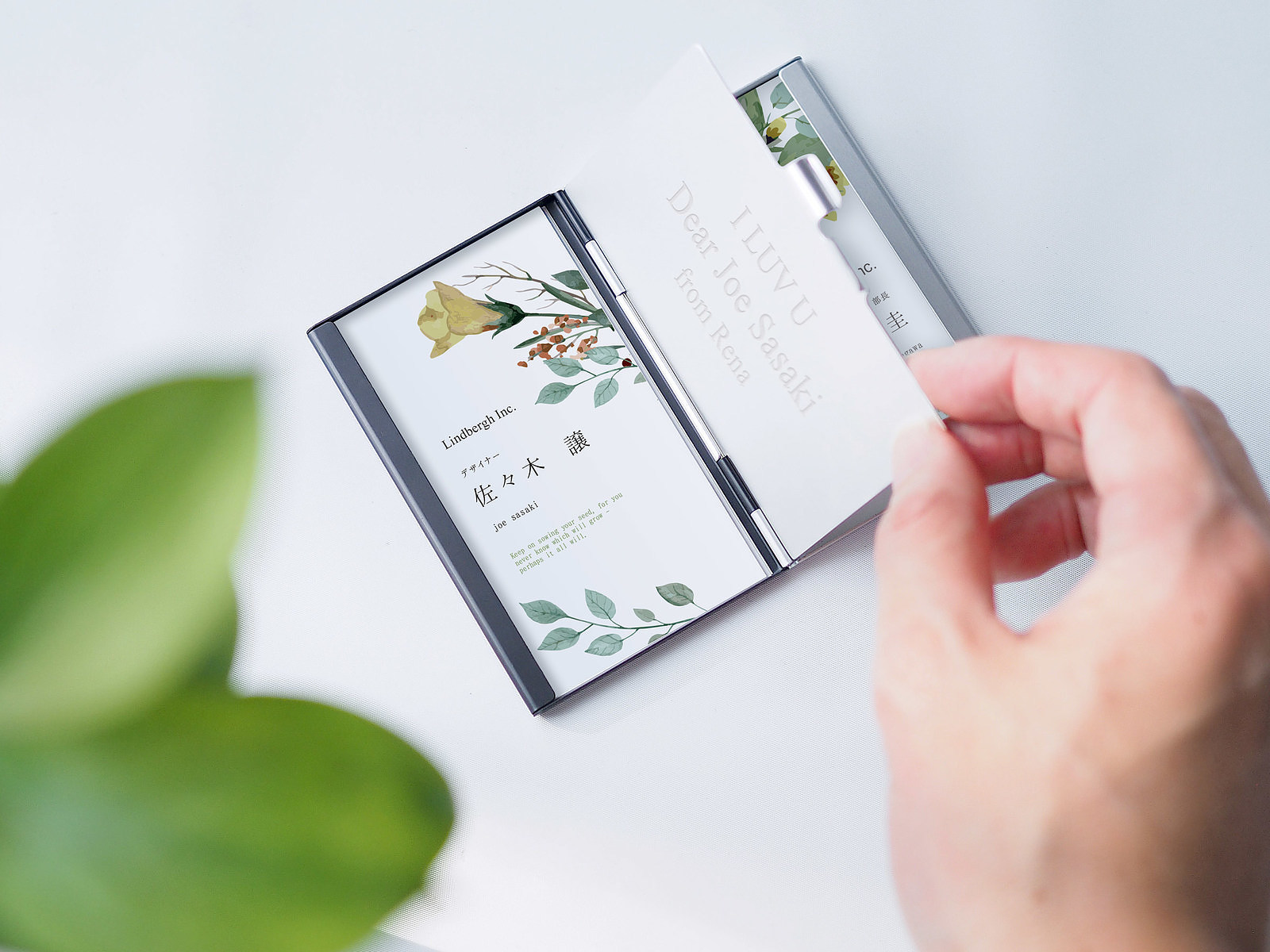 就職祝いだから、営業前に気合いの入る名刺入れ