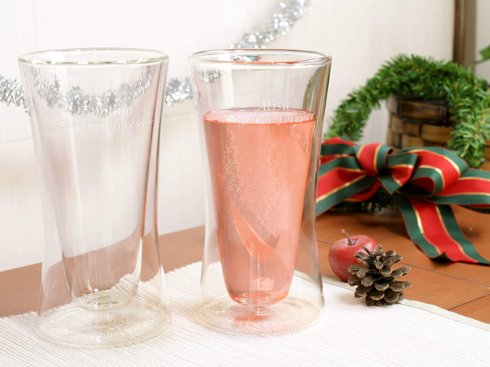 クリスマスの乾杯はふたりの名前を刻んだグラスで