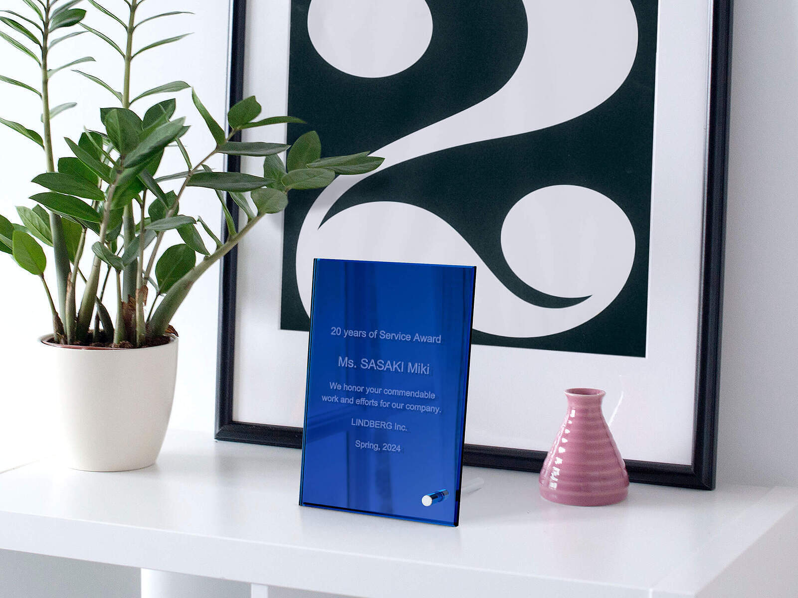 オープン記念日を刻んだ鏡を開店祝いに贈る