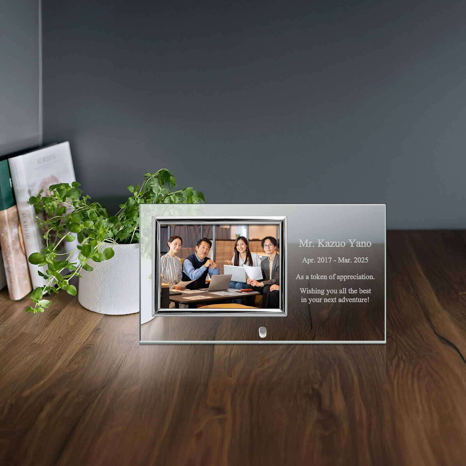 送別会の写真を飾る栄転祝い