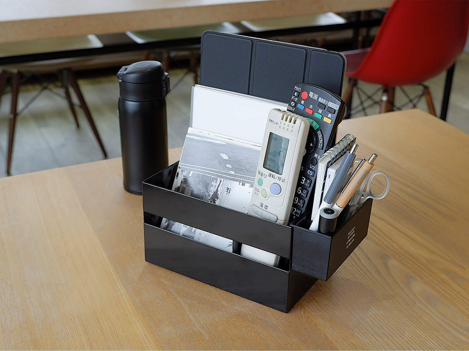 リモコンやメガネ小物を戻したくなる指定席のプレゼント