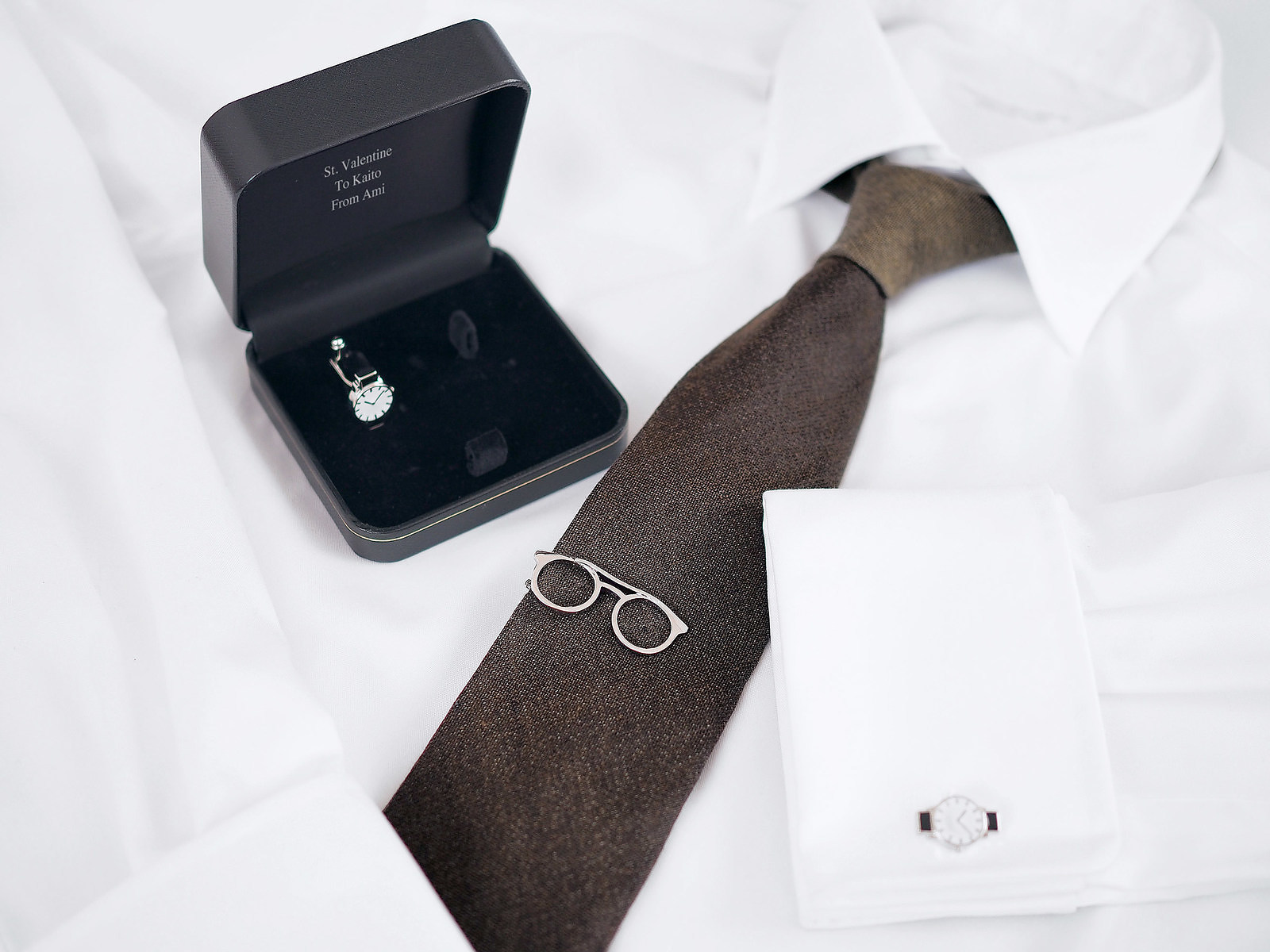 男性に贈るアクセサリー タイピン＆カフスセット メガネと腕時計 好きなメッセージが入る収納ケース入り - スマートギフト