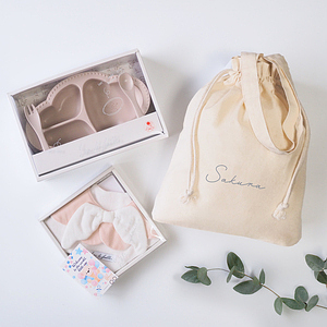 ベビーお食事ギフトセット 名入れ巾着バッグ入り ピンク 0