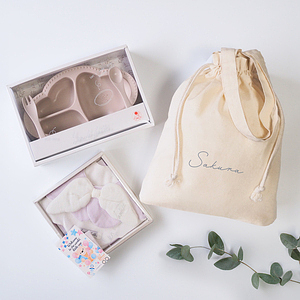 ベビーお食事ギフトセット 名入れ巾着バッグ入り ピンク 17